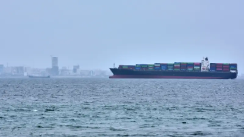 EU intercepta 29 barcos iraníes en Ormuz: foto del USS Rafael Peralta