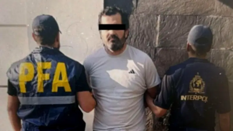 Excontralmirante Fernando Farías se escondió en Argentina con pasaporte falso