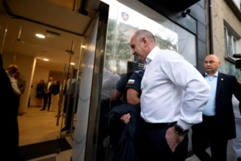 Exmandatario Radev lidera elecciones legislativas en Bulgaria