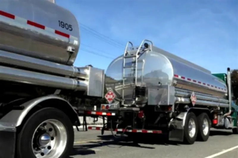 Explosión de Camión Cisterna en Texas Deja al Conductor con Graves Heridas