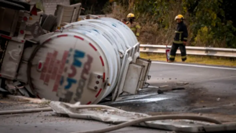 Explosión de pipa con diésel en carretera Colima-Manzanillo deja un muerto