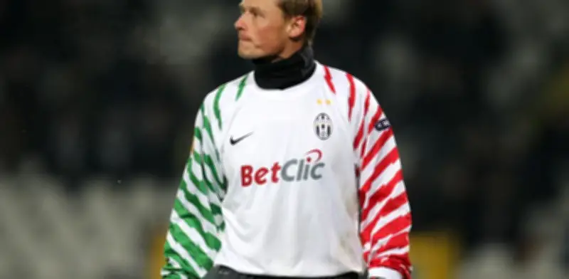 Fallece Alexander Manninger, exportero de la Juventus y Arsenal, en accidente vial