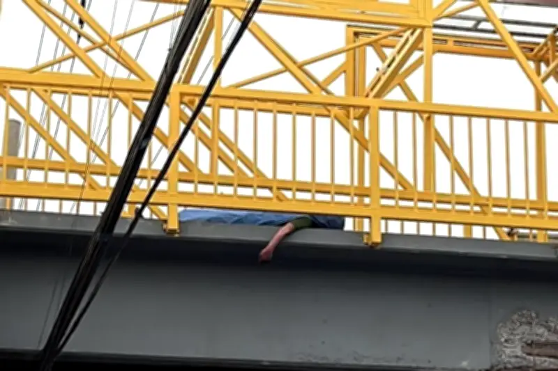 Fallece hombre sobre puente peatonal en la ciudad