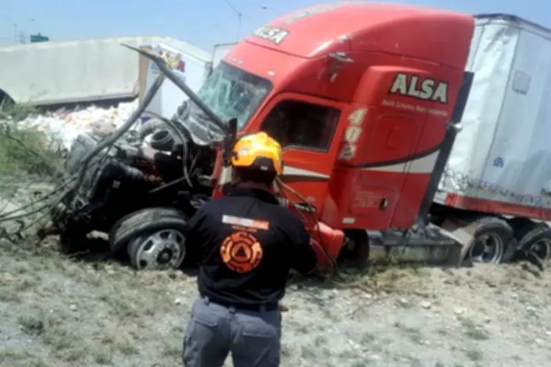 Fallece una persona tras impacto de tráiler sin frenos en carretera federal