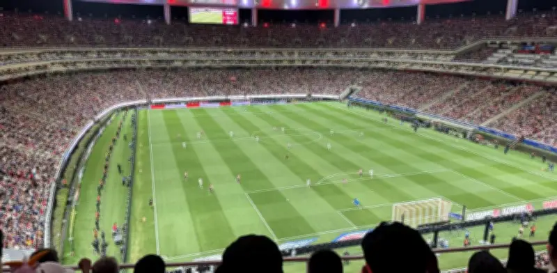 Fan japonés queda cautivado por las Chivas y la pasión del Estadio Akron en México