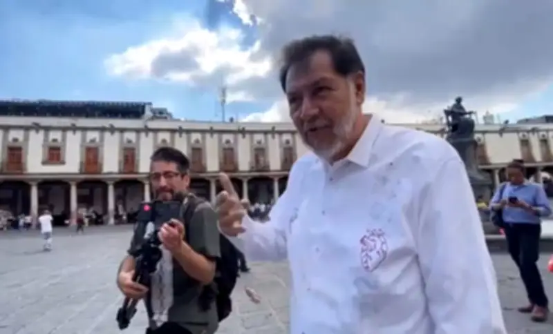 Fernández Noroña enfrenta reclamo en aeropuerto de Tijuana por uso de lujos VIP