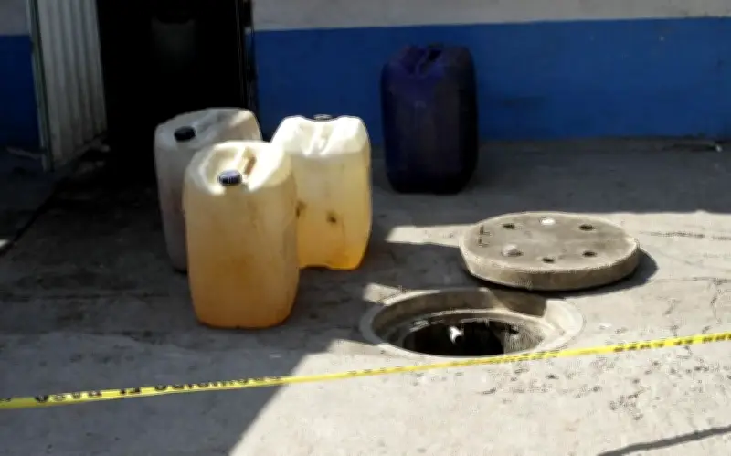 FGR asegura bodega con más de 6,500 litros de huachicol en Tototlán, Jalisco