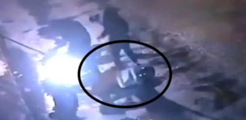 Filtran video de motociclistas que abandonan cuerpo de joven en Naucalpan