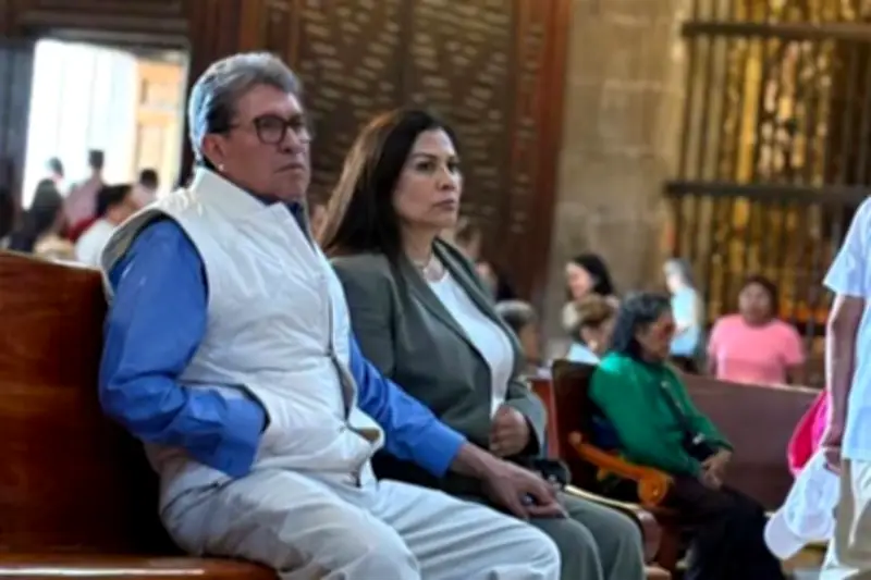 Fotografía de Monreal en iglesia desata polémica entre militantes de Morena