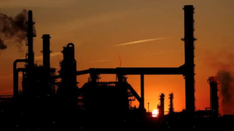 Fragilidad del acuerdo EE.UU.-Irán mantiene petróleo bajo 100 dólares