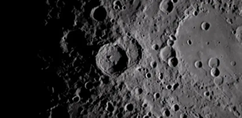 Fragmento lunar de la NASA se exhibe en CDMX y los visitantes pueden tocarlo