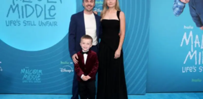 Frankie Muniz y su familia brillan en el estreno de 'Malcolm el de en medio'