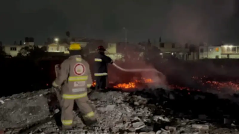 Fuerte incendio consume tarimera en Tultepec, Estado de México; sin víctimas reportadas