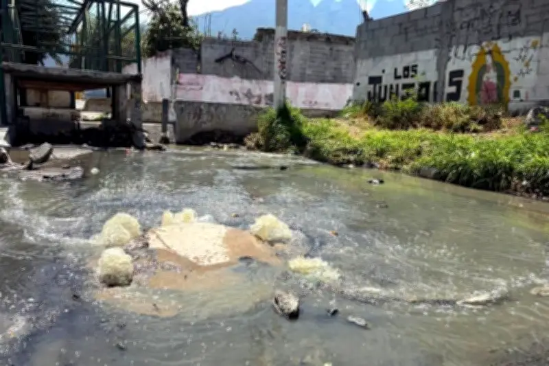 Fuga en Drenaje Principal Inunda Viviendas en Monterrey, Vecinos Exigen Solución Inmediata