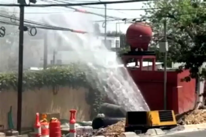 Fuga masiva en Alfonso Reyes deja sin agua a 15 colonias en Monterrey