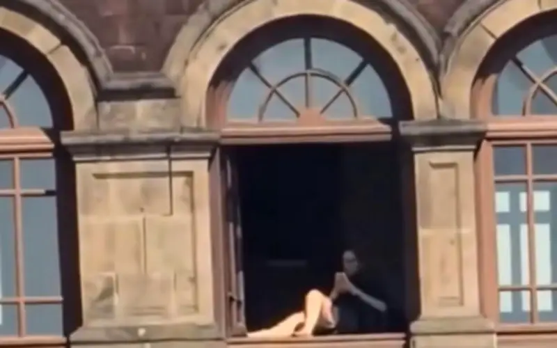 Funcionaria de Hacienda renuncia tras polémica por tomar el sol en ventana de Palacio Nacional