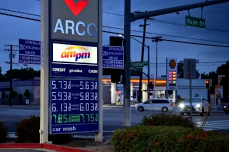 Gasolina en EU podría superar los 5 dólares por galón, advierten analistas