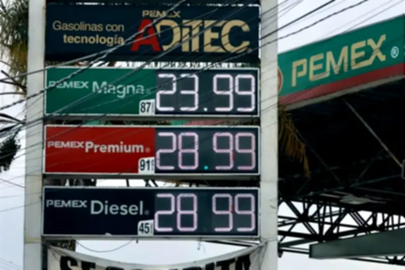 Gasolineros pactan en Palacio bajar diésel a 27 pesos