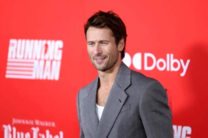 Glen Powell protagoniza y coescribe nueva comedia dirigida por Judd Apatow