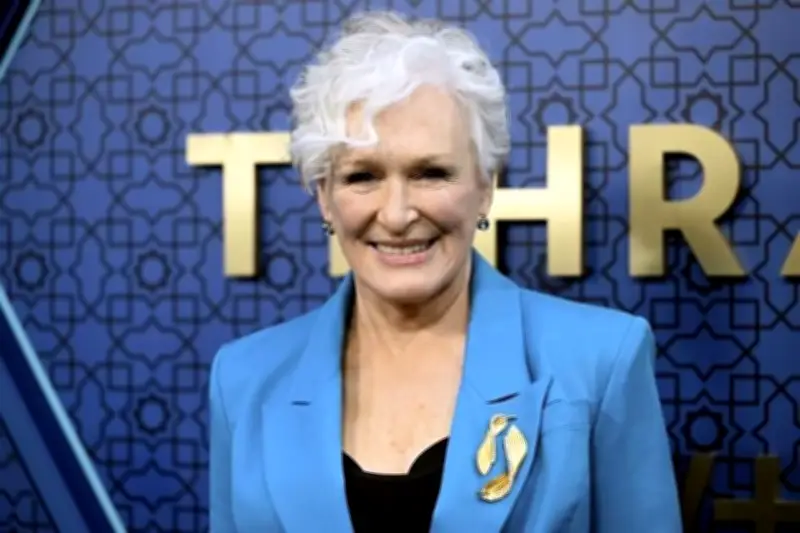 Glenn Close inmortaliza su legado con huellas en el Teatro Chino de Hollywood