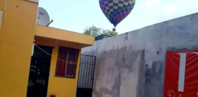 Globo aerostático realiza aterrizaje de emergencia en zona residencial de Montemorelos
