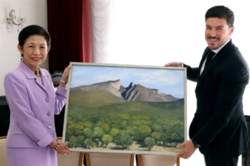 Gobernador de Nuevo León Invita a Princesa Japonesa a Partido de la Selección Mexicana