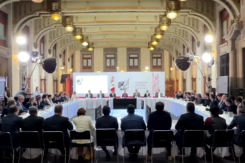 Gobierno y empresarios renuevan plan antiinflación y pactan bajas en productos perecederos