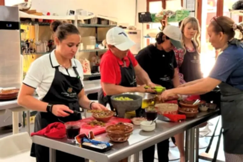 Golfista prueba su swing en la cocina durante cuarentena