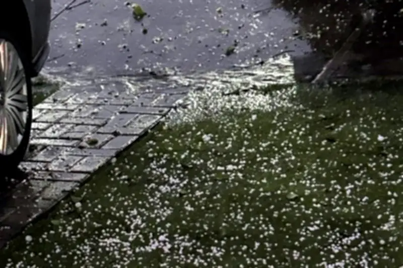 Granizo causa daños significativos en la ciudad, afectando infraestructura y viviendas