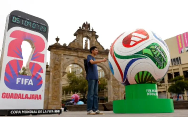 Guadalajara instala 100 balones gigantes para el Mundial 2026