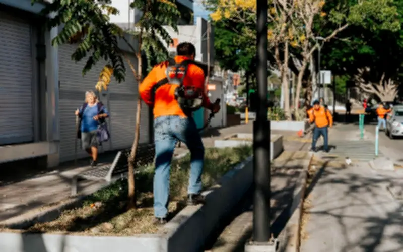 Guadalajara retira 4 toneladas de basura en corredor López Cotilla en jornada de limpieza integral