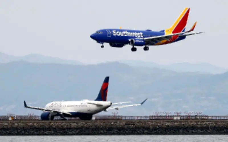 Guerra en Medio Oriente dispara costos de vuelos y cruceros, alterando rutas globales