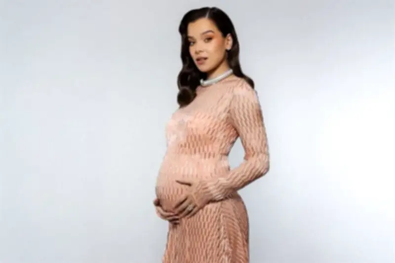 Hailee Steinfeld Anuncia el Nacimiento de su Primer Hijo con Emoción