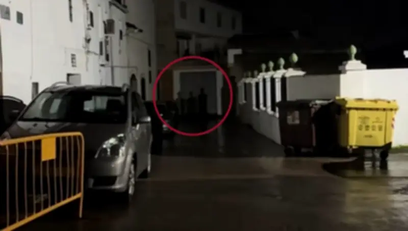 Hombre capta tres sombras paranormales mientras paseaba a su perro; video se viraliza