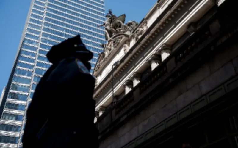 Hombre con machete apuñala a tres en Metro de Nueva York y es abatido por la policía