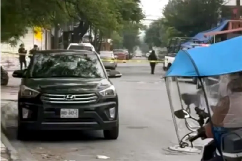 Hombre dispara al aire frente a escuela en Monterrey