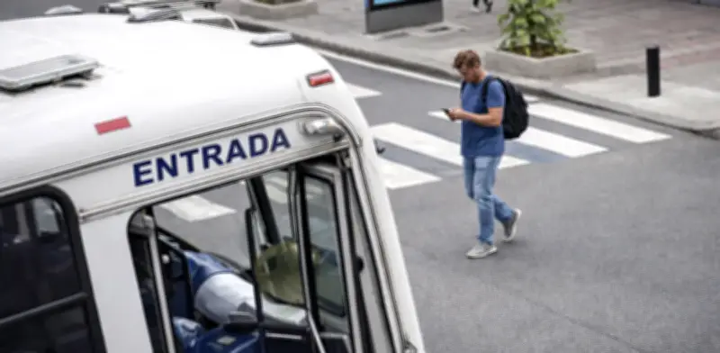 Hombre muere atropellado por autobús en Guayaquil tras usar celular en la calle