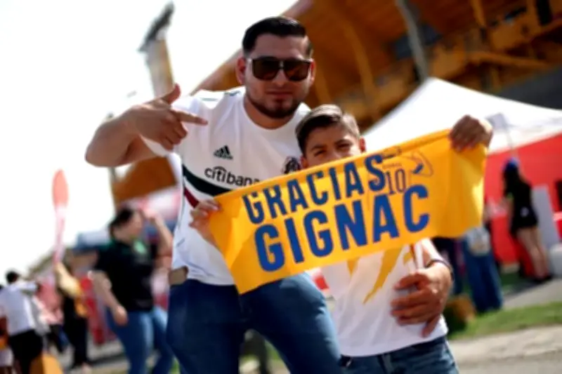 Homenaje a Gignac en su último partido de Liga en el Estadio Universitario
