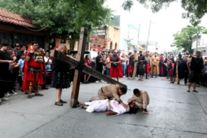 Hugo, un joven con discapacidad, encarna a Jesús en el Viacrucis de la Goretti