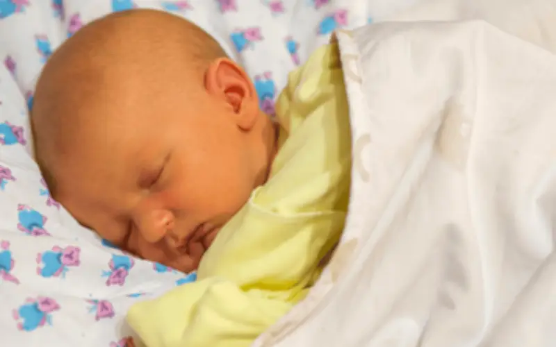 Ictericia neonatal: Por qué los bebés nacen amarillos y cómo tratarla de forma segura