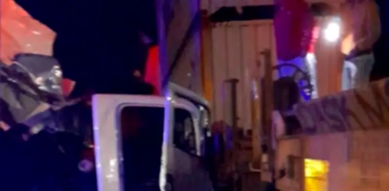 Impactante choque en Michoacán: Tren embiste camión cargado de huevos; conductores salen ilesos