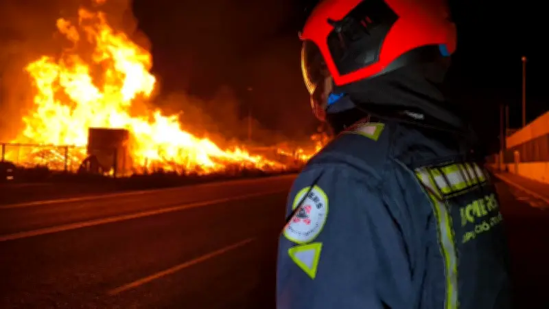 Impactante tornado de fuego se forma tras incendio en zona industrial de España