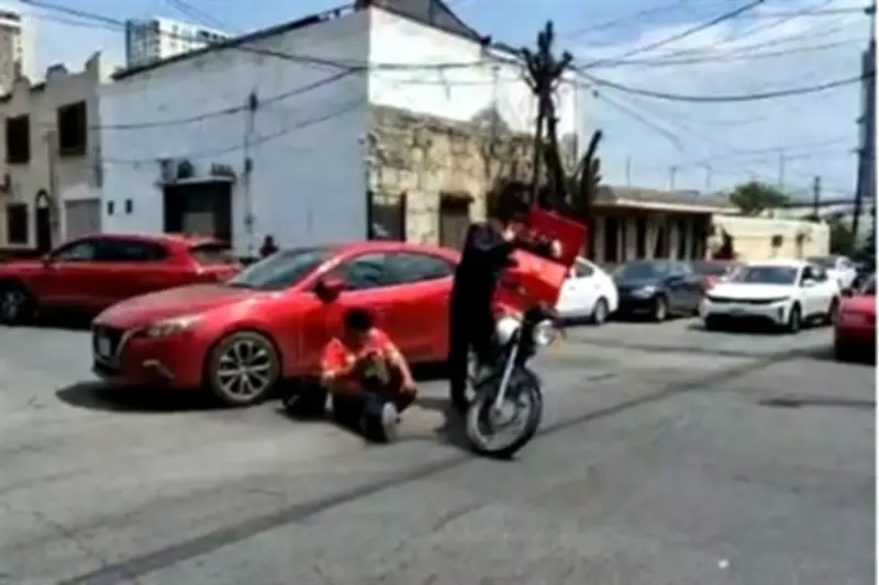 Impacto de motocicleta contra automóvil en el centro de Monterrey causa conmoción