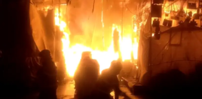 Incendio arrasa puestos semifijos en la zona de La Merced de la CDMX