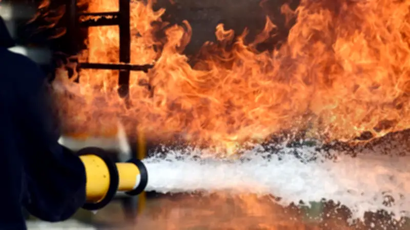 Incendio consume fábrica de telas en Azcapotzalco, CDMX; evacúan zona