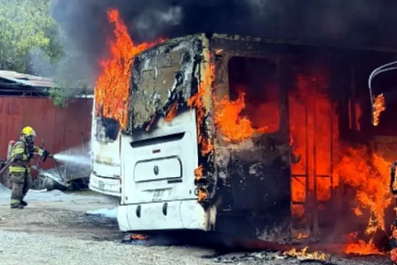 Incendio consume tres camiones en Linares, Nuevo León