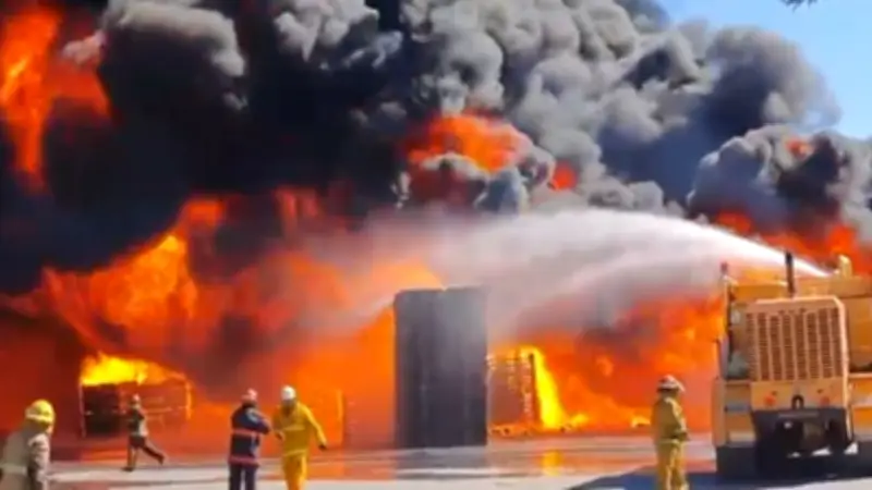 Incendio consume vidriera en zona industrial de San Luis Potosí