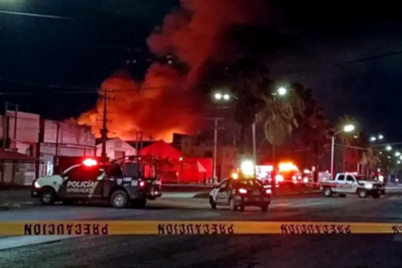 Incendio de 5 horas consume bodega de reciclaje en Nuevo León