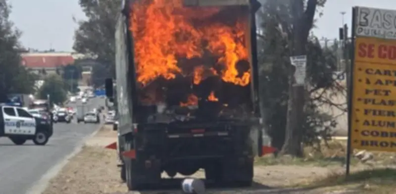 Incendio de camión con solventes provoca cierre en carretera de Tlaxcala