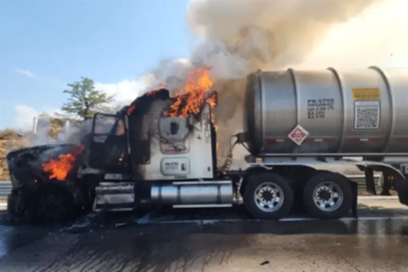 Incendio de Pipa de Gas Causa Caos en la Autopista México-Puebla